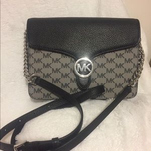 NWT Michael Kors vanna cross body in black.